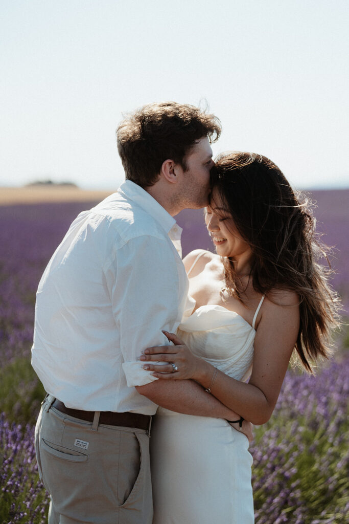 Couple photo session in a lavender field in Provence