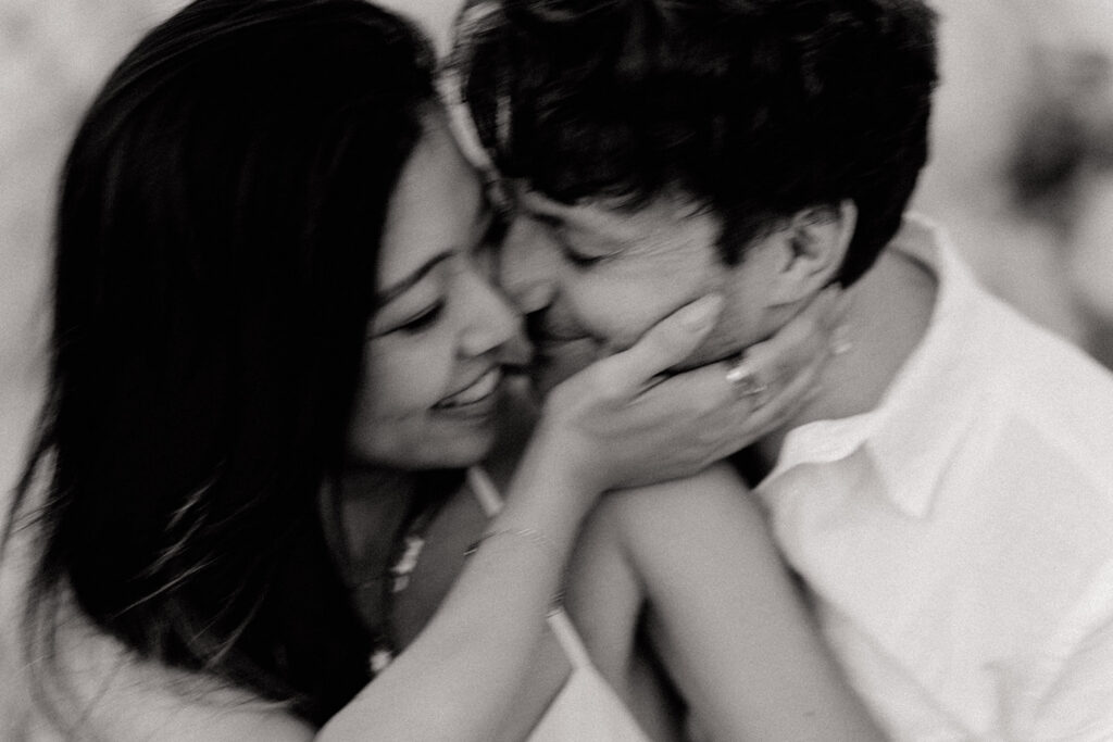 Couple photo session in Marseille Couple snuggling on the beach in Marseille