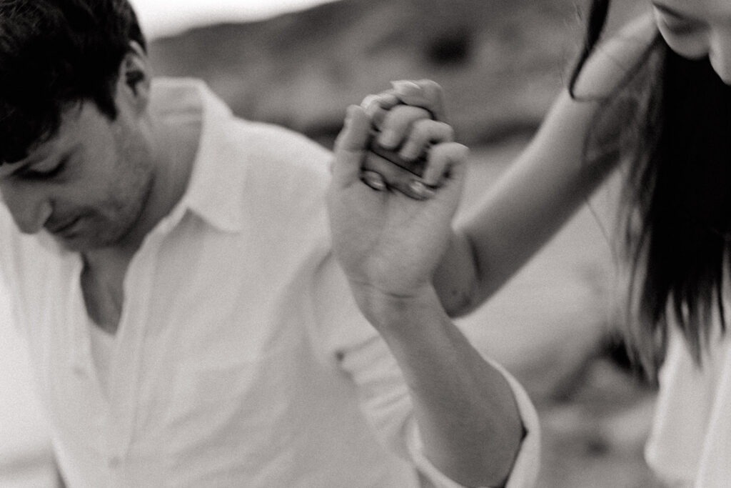 Couple photo session in Marseille Couple holding hands on the beach in Marseille