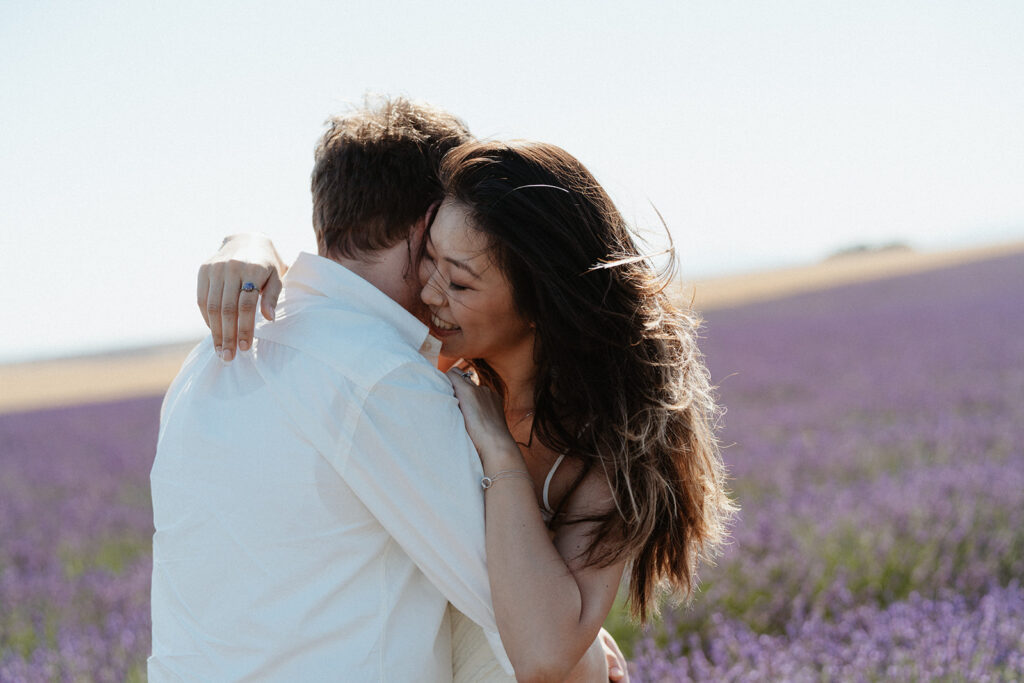 couple session in lavender field Couple hugging in a lavender field in Provence