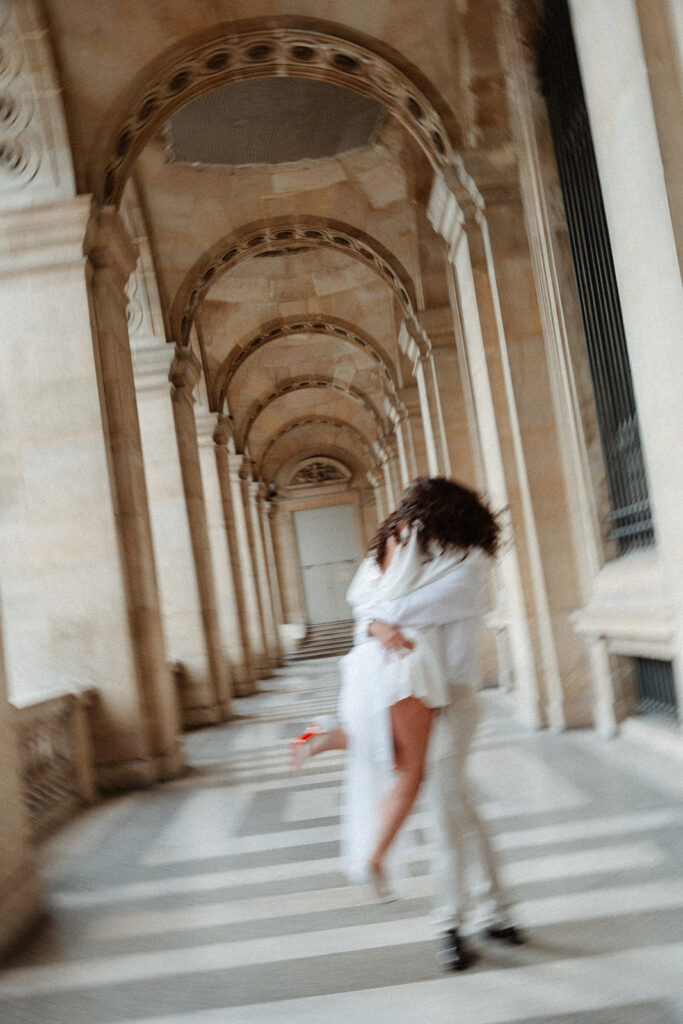 Moving photo of a couple at the Louvre in Paris