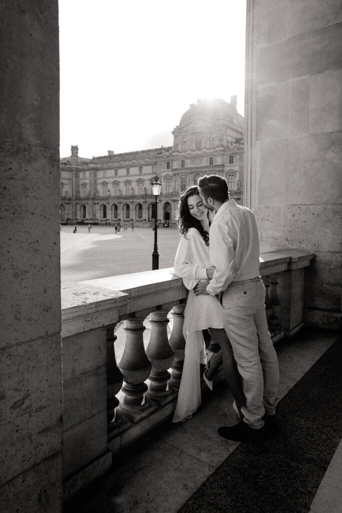couple mignon au louvre à Paris