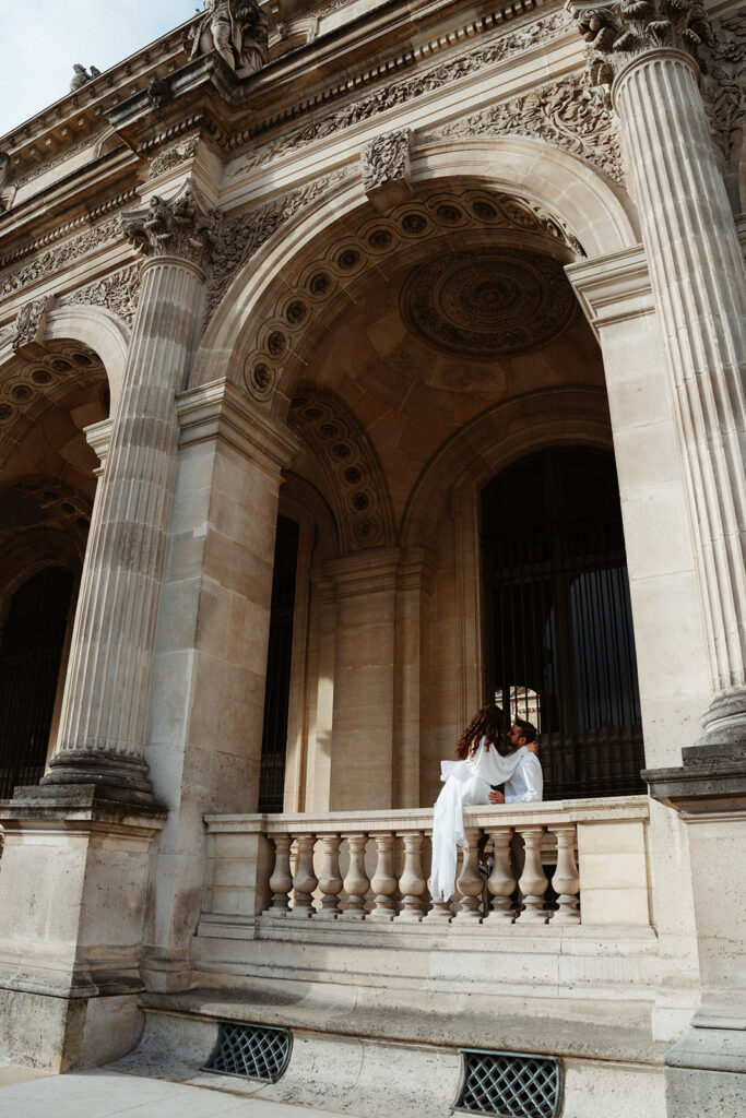 photos de couple le matin au Louvre