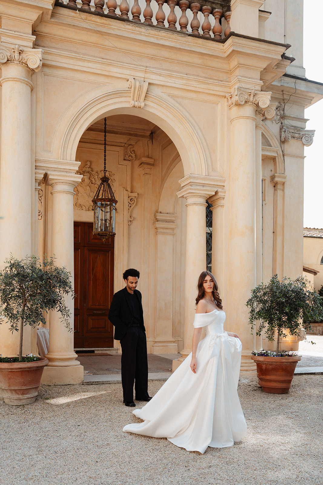 editorial couple photo in front of Villa Aurelia in Rome